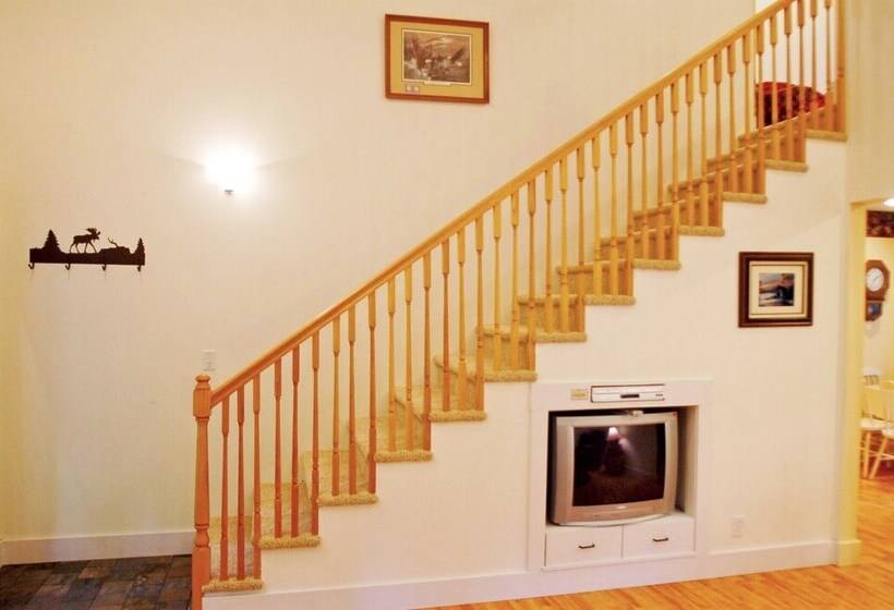 فندق Glacier Springs Cabin 12   Pet Friendly, Wifi, Air Conditioning, Sleeps 4