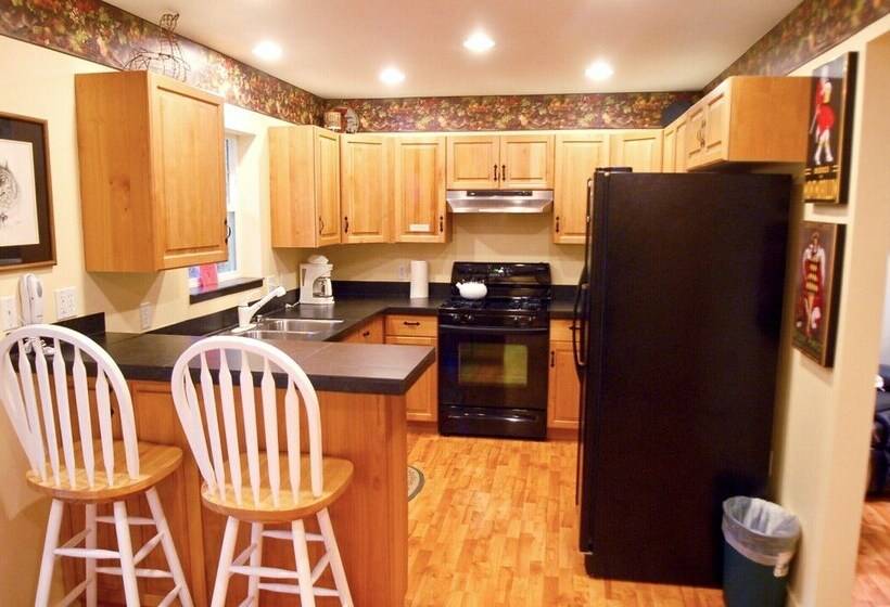 فندق Glacier Springs Cabin 12   Pet Friendly, Wifi, Air Conditioning, Sleeps 4