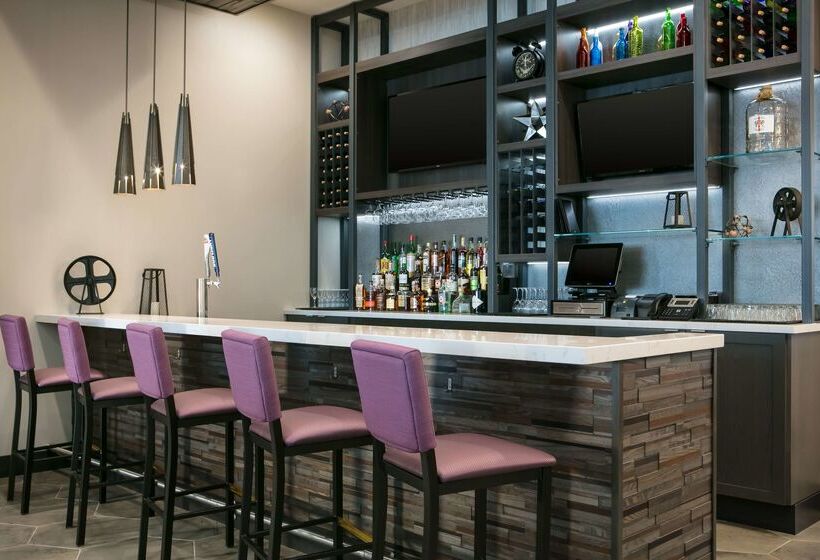 בית מלון כפרי Hilton Garden Inn Iowa City Downtown University