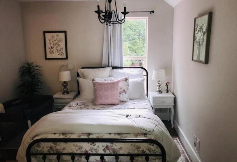 בית מלון כפרי The Farmhouse Inn & Kitchen, 2 Blocks From Downtown Whitefish, Montana