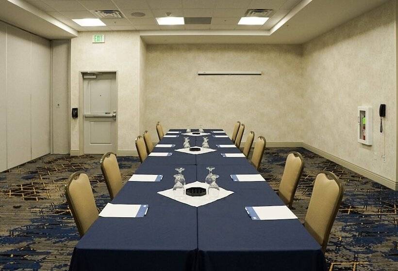 فندق Holiday Inn Express & Suites   Aurora Medical Campus, An Ihg