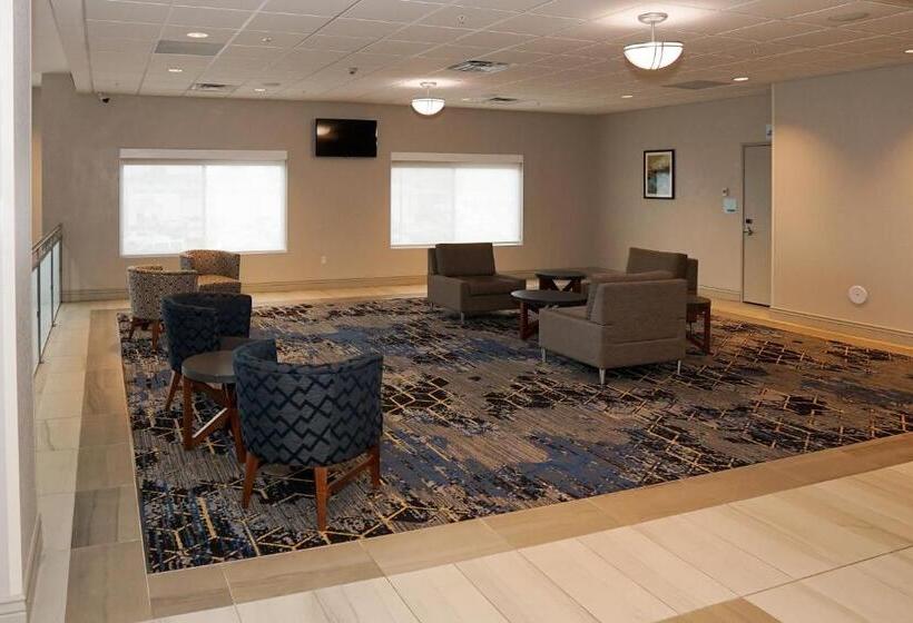 فندق Holiday Inn Express & Suites   Aurora Medical Campus, An Ihg