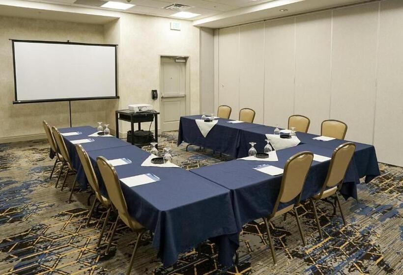 فندق Holiday Inn Express & Suites   Aurora Medical Campus, An Ihg