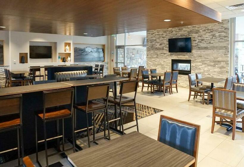 فندق Holiday Inn Express & Suites   Aurora Medical Campus, An Ihg