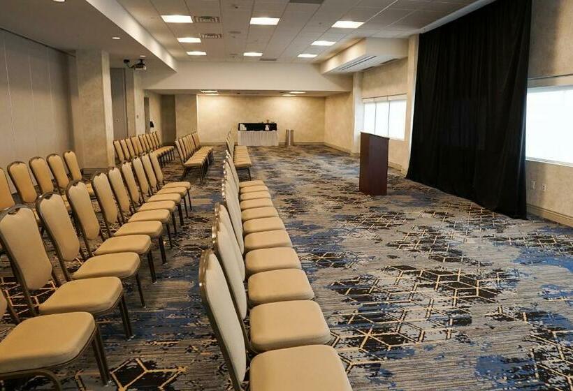 فندق Holiday Inn Express & Suites   Aurora Medical Campus, An Ihg
