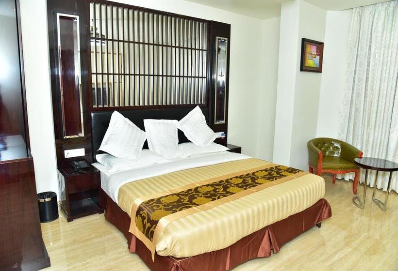 Отель New Anand Palace