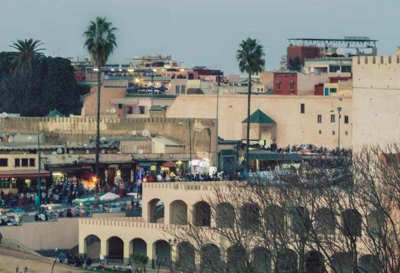 تختخواب و صبحانه Riad Golf Stinia