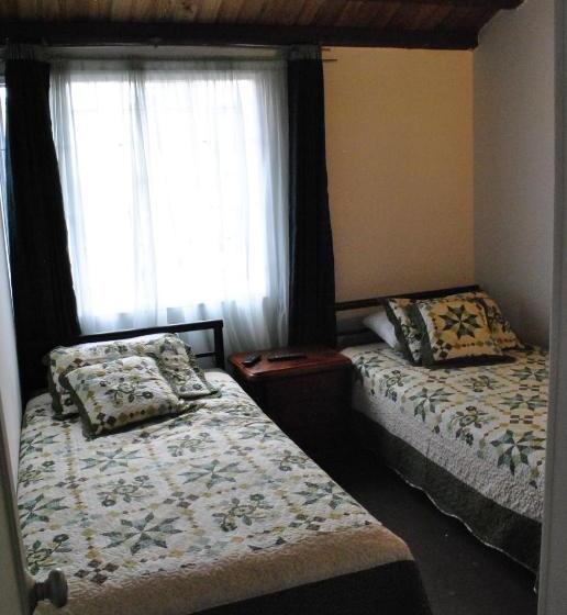 تختخواب و صبحانه Hostal Familiar La Alborada