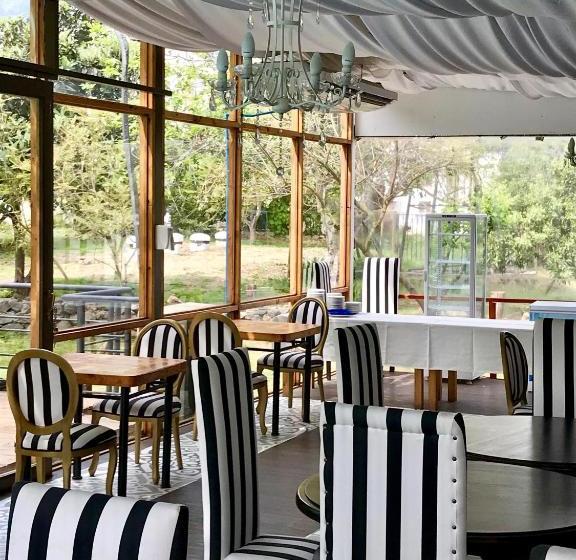 בית מלון כפרי Howard Johnson By Wyndham Olmue