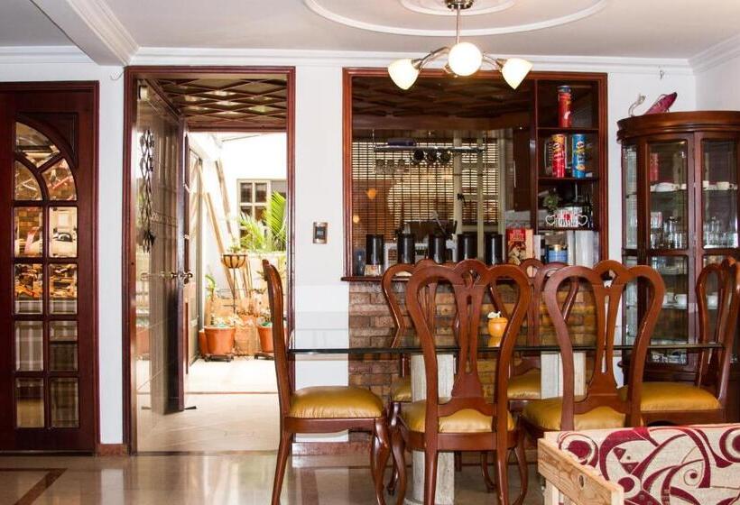 تختخواب و صبحانه D Lujo