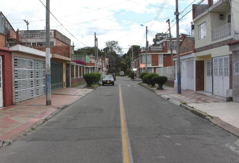 تختخواب و صبحانه D Lujo