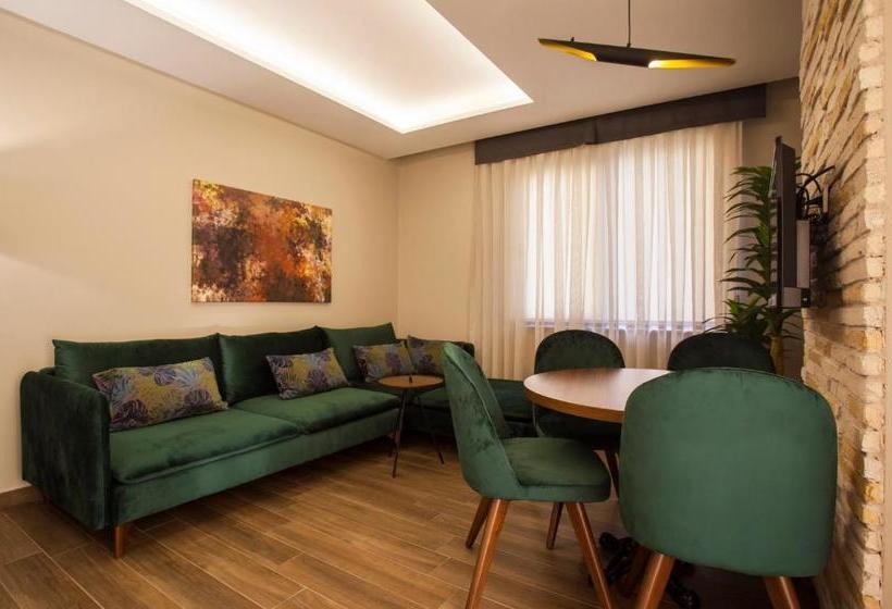 Maxuite Hotel In Home