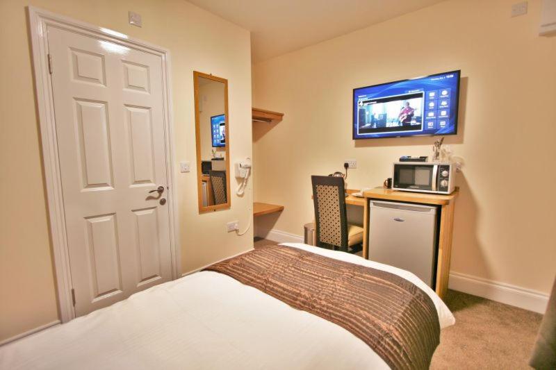 Отель Central Studios Gloucester Place By Roomsbooked