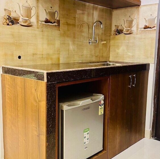 استراحتگاه Monarch Suites