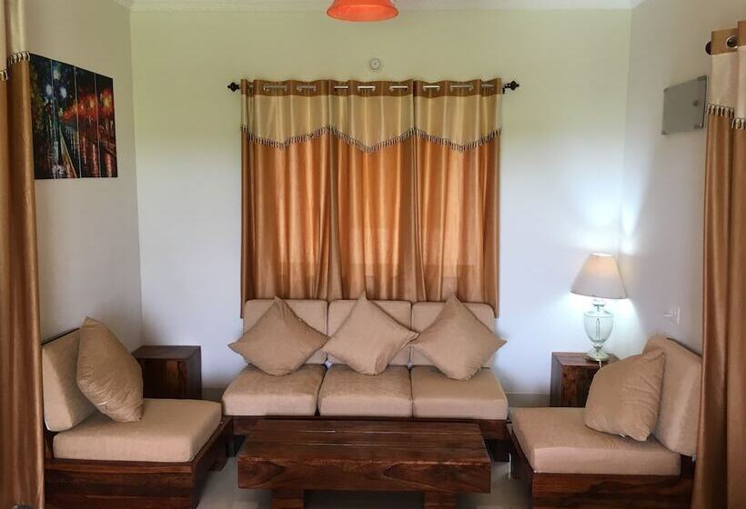 استراحتگاه Monarch Suites