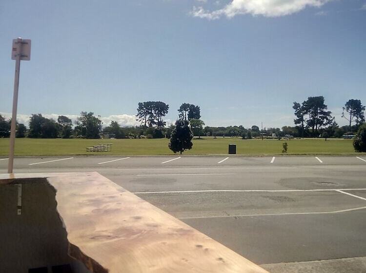 هاستل The Bouncing Lamb Backpackers