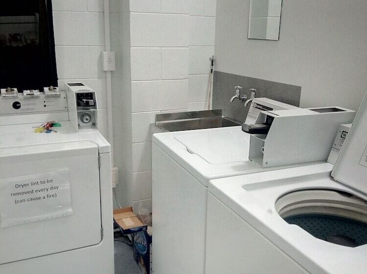 هاستل The Bouncing Lamb Backpackers