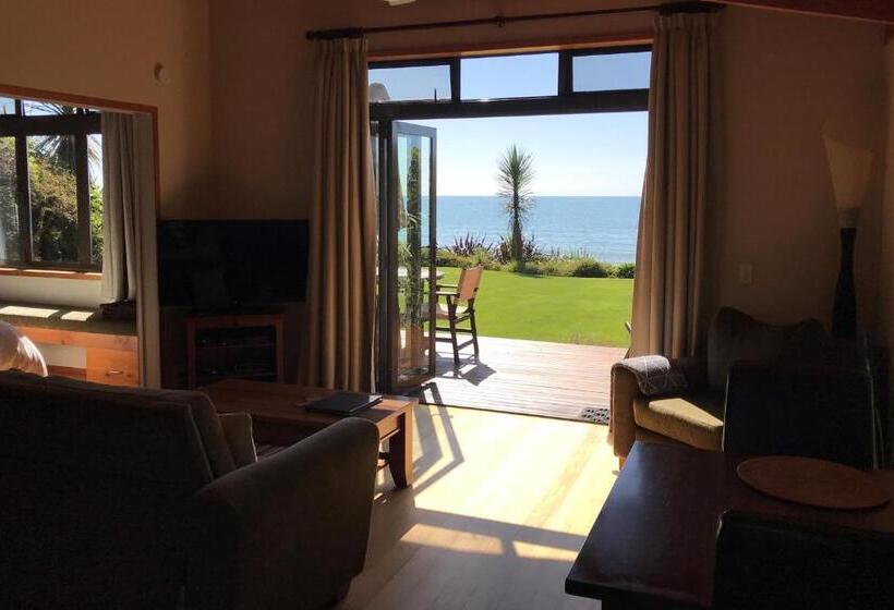 אתר נופש Adrift In Golden Bay  Absolute Beachfront Villas