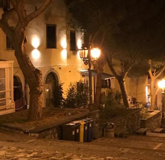 تختخواب و صبحانه L Antico Borgo
