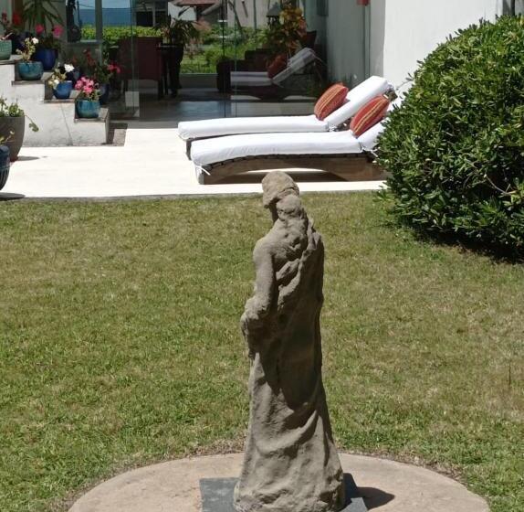 هتل Posada De Los Pajaros