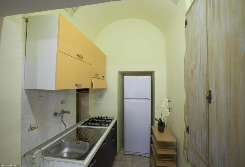 تختخواب و صبحانه Sassari In
