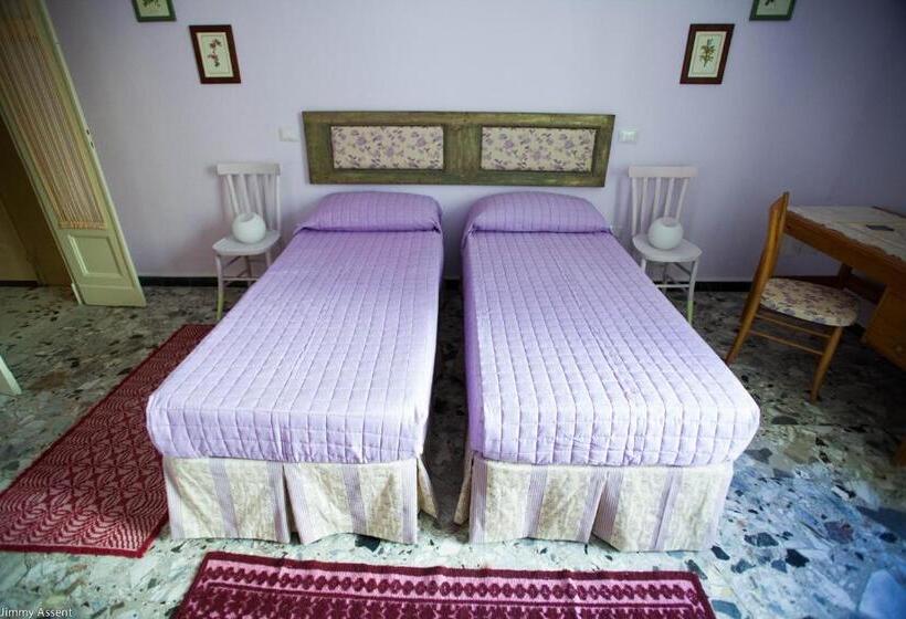 تختخواب و صبحانه Sassari In