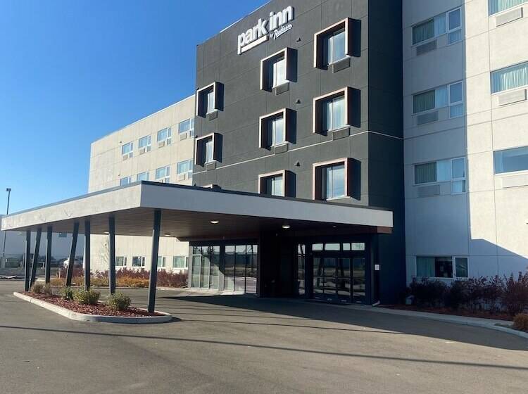 هتل Park Inn By Radisson Edmonton Airport