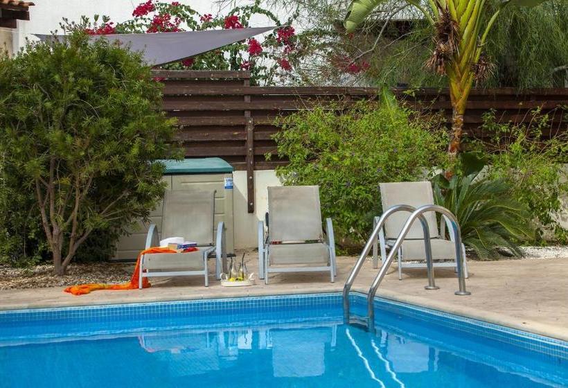 هتل 3 Br Villa Cliantha