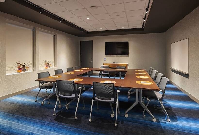 هتل Aloft Cleveland Airport