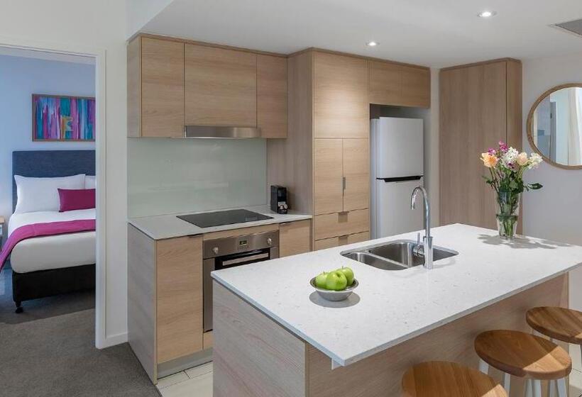 هتل Avani Broadbeach Residences