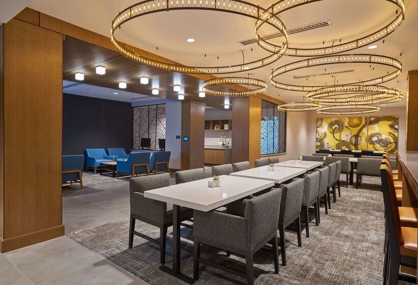 هتل Hilton Des Moines Downtown