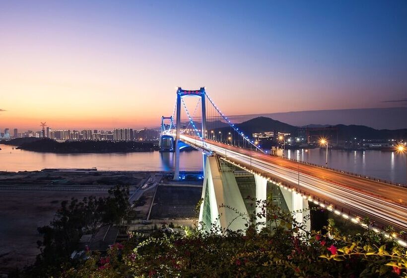 ホテル Hualuxe Xiamen Haicang Habour View   An Ihg