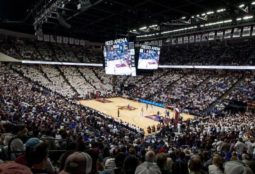 هتل Holiday Inn Express & Suites Bryan   College Station, An Ihg