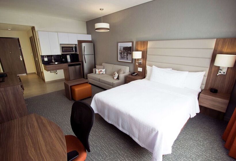 هتل Fiesta Inn Suites Aeropuerto Del Bajío