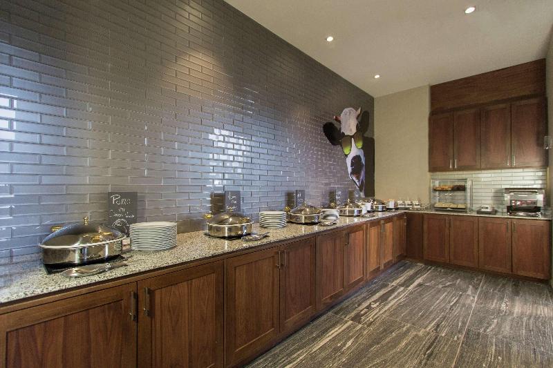 هتل Fiesta Inn Suites Aeropuerto Del Bajío