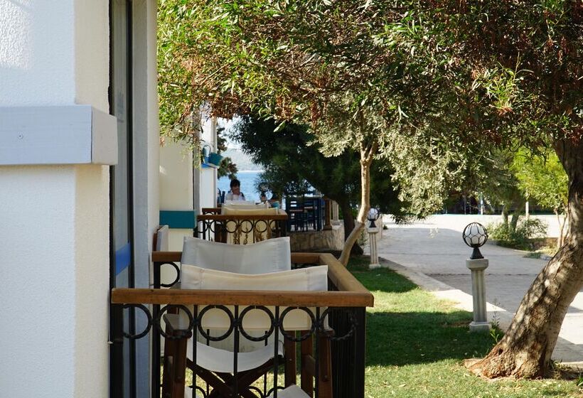 Maya Bistro Hotel & Beach