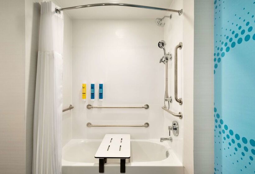 هتل Tru By Hilton Cedar Rapids Westdale