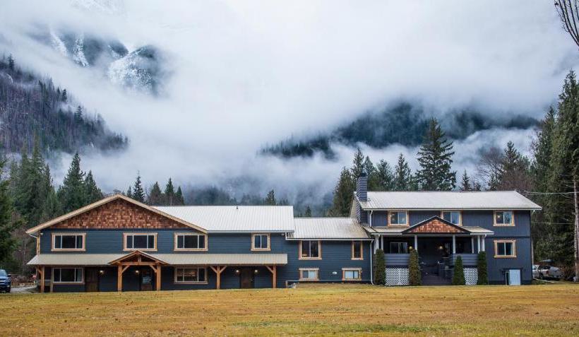 בית מלון כפרי Bella Coola Eagle Lodge