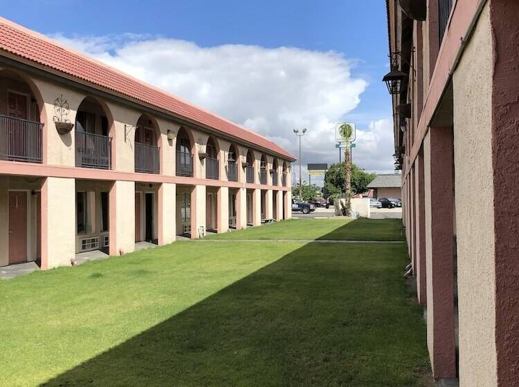 בית מלון כפרי National 9 Inn