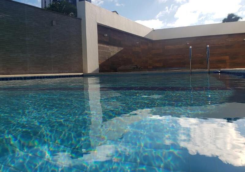 هتل Urban Suites Apart