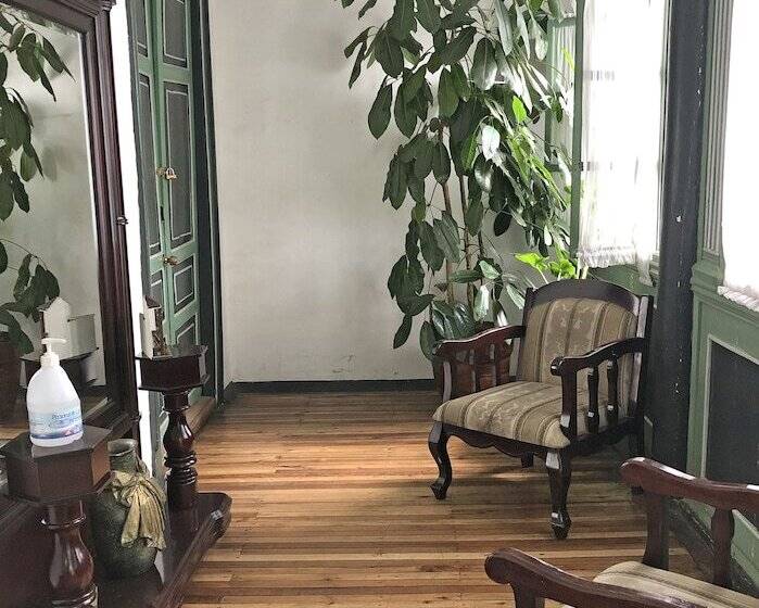 هاستل Hostal Latina