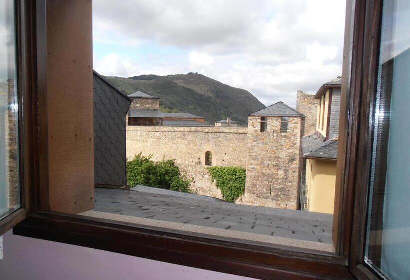 هتل Hostal Virgen De La Encina