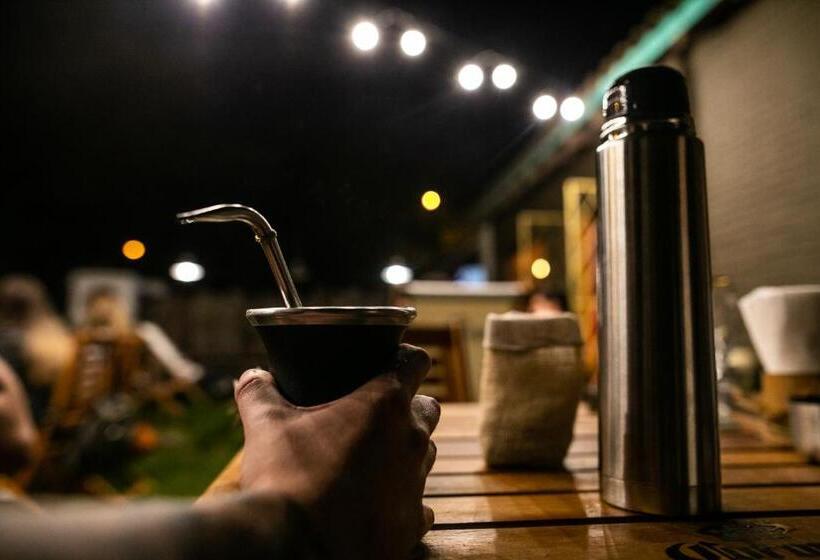 Pura Vida Mae Hostel