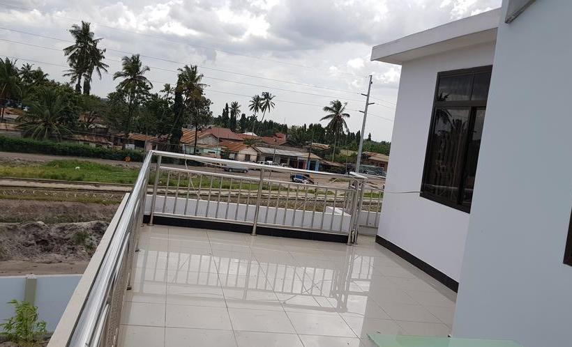 בית מלון כפרי B10 Airport Lodge