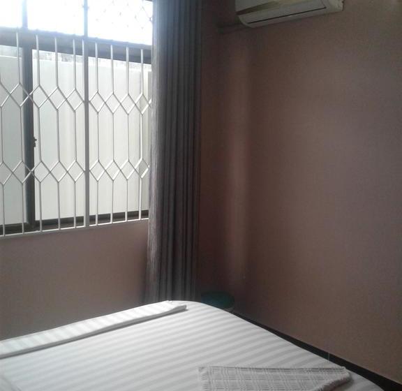 בית מלון כפרי B10 Airport Lodge