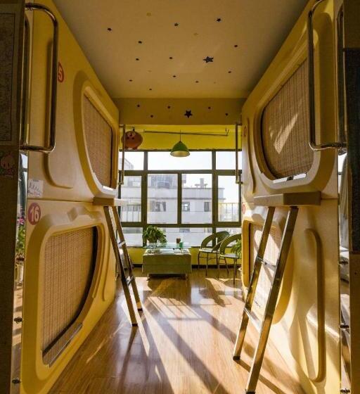 Wuwei Qiyou Space Capsule Hostel
