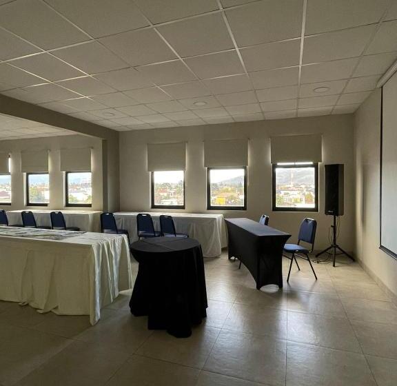 فندق Manso De Velasco