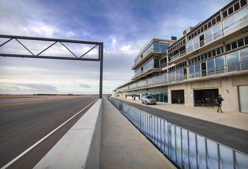 בית מלון כפרי Rydges Pit Lane