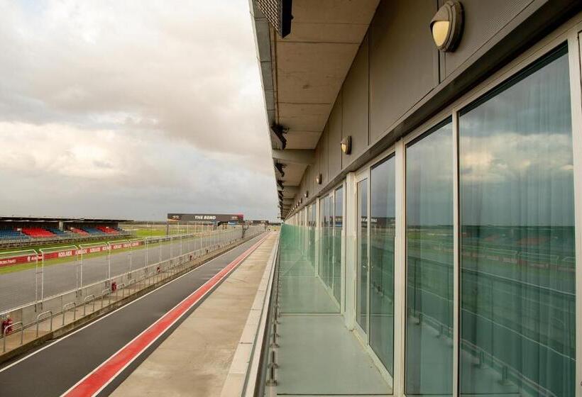 בית מלון כפרי Rydges Pit Lane