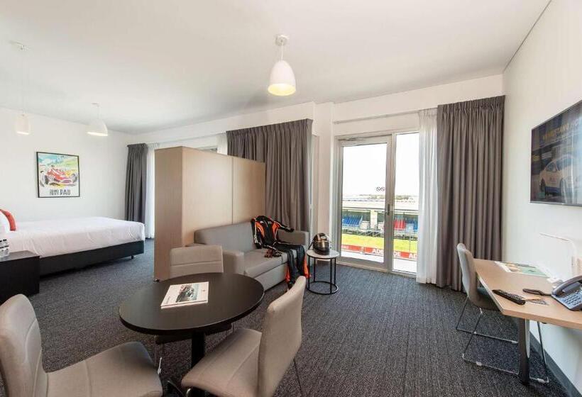 בית מלון כפרי Rydges Pit Lane